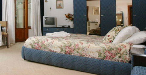 Chalet Swisse Spa Retreat - Accommodation Adelaide 1