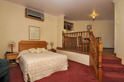 McNevins Warwick Motel & Gunyah Restaurant - Accommodation Adelaide 1