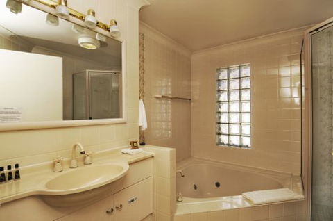 McNevins Warwick Motel & Gunyah Restaurant - Accommodation Adelaide 2