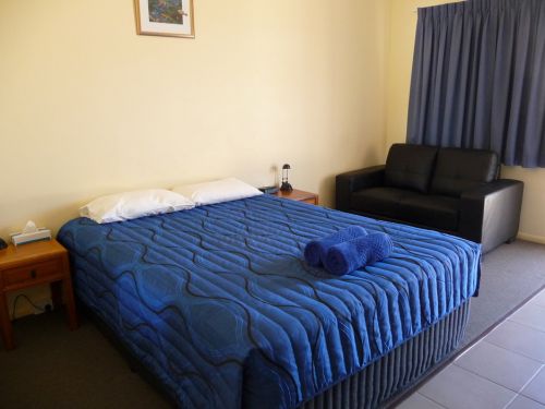 Moura QLD Accommodation Adelaide