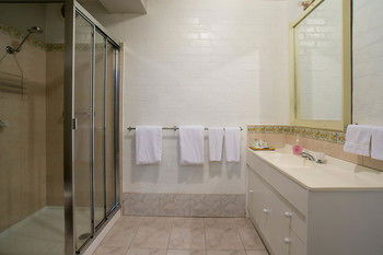 A Camelot Tower & Penthouse - Accommodation Adelaide 29