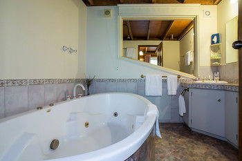 A Camelot Tower & Penthouse - Accommodation Adelaide 50