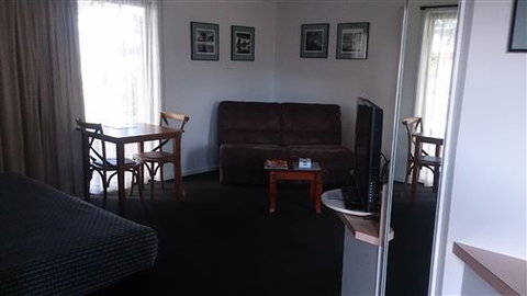 Budget On The Lake - Accommodation Adelaide 0