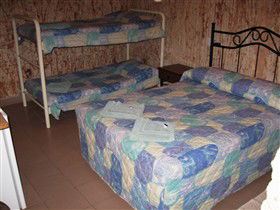 Radeka Downunder Underground Motel And Backpacker Inn - Accommodation Adelaide 2