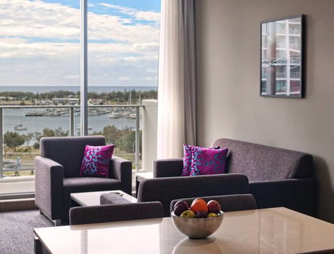 Meriton Serviced Apartments - Southport - Accommodation Adelaide 1