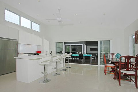 Poolside - Accommodation Adelaide 3