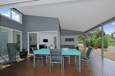 Poolside - Accommodation Adelaide 4
