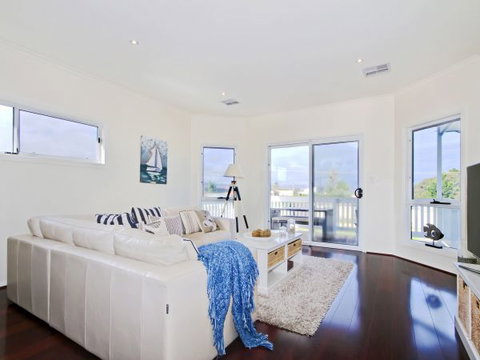 Century 21 SouthCoast: White Caps - Accommodation Adelaide 1