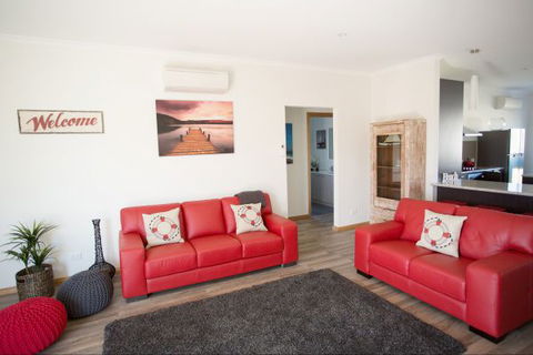RED FIN Part Of BLUE FIN HOLIDAY HOMES - Accommodation Adelaide 0