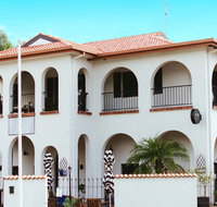 The Med Crescent Head - Accommodation Adelaide