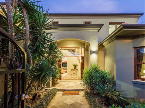 Lakeland Keys Broadbeach - Vogue Holiday Homes - Accommodation Adelaide 2