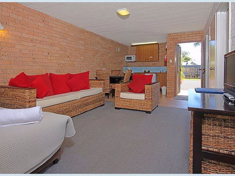 The Lodge Broulee - Accommodation Adelaide 2