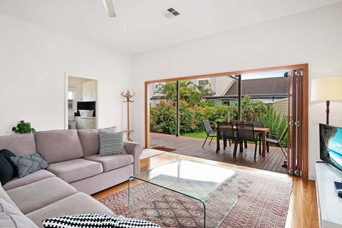 Newcastle Executive Homes - Cooks Hill Cottage - Accommodation Adelaide 0