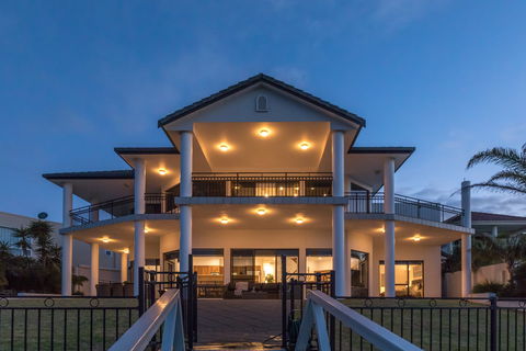 Port Lincoln Marina Luxury Escape - Accommodation Adelaide 0
