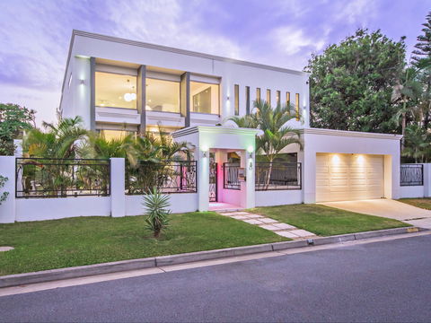 Riviera Waters Broadbeach - Vogue Holiday Homes - Accommodation Adelaide 0