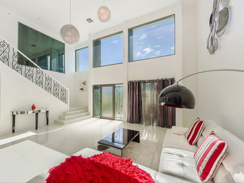 Riviera Waters Broadbeach - Vogue Holiday Homes - Accommodation Adelaide 1