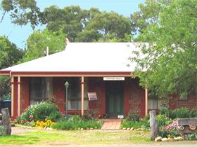 Stacey Studio Gallery & Almond Grove B&B - Accommodation Adelaide 0