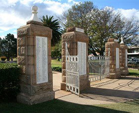 Warwick War Memorial And Gates - Accommodation Adelaide 2