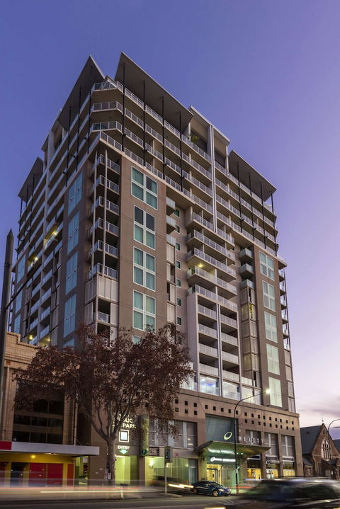 Oaks Adelaide Embassy Suites - Accommodation Adelaide 2