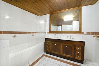 Airlie Getaway - Views - Accommodation Adelaide 0