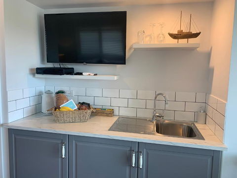 B & B On The Water - Accommodation Adelaide 2