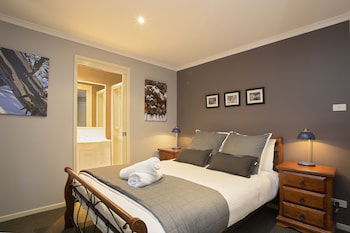Acacia 2 - Luxurious Holiday Townhouse - Accommodation Adelaide 0