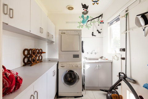 KELLY, 3BDR Northcote House - Accommodation Adelaide 2