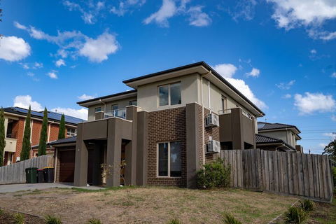 AUJOY 4 Bed Townhouse Glen Waverley - Accommodation Adelaide 1