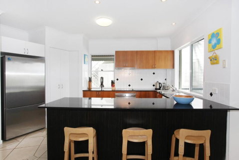Unit 2 Beach Gallery 9 Andrew Street Point Arkwright 500 BOND LINEN SUPPLIED - Accommodation Adelaide 1