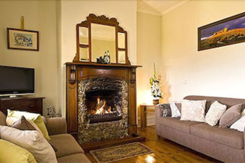 Charlie Bates Cottage - Accommodation Adelaide 1