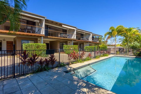 Unit 5 Rainbow Surf Modern Double Storey Townhouse With Large Shared Pool Close To Beach & Shop - Accommodation Adelaide 2
