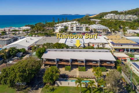 Unit 5 Rainbow Surf Modern Double Storey Townhouse With Large Shared Pool Close To Beach & Shop - Accommodation Adelaide 4