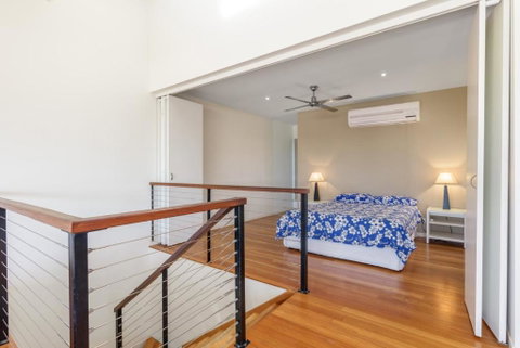Unit 5 Rainbow Surf Modern Double Storey Townhouse With Large Shared Pool Close To Beach & Shop - Accommodation Adelaide 5
