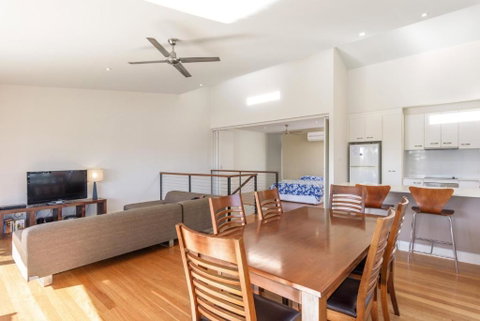 Unit 5 Rainbow Surf Modern Double Storey Townhouse With Large Shared Pool Close To Beach & Shop - Accommodation Adelaide 6