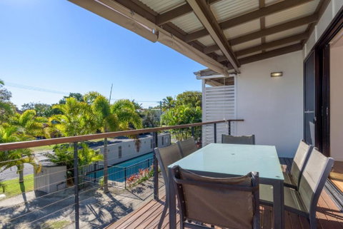 Unit 5 Rainbow Surf Modern Double Storey Townhouse With Large Shared Pool Close To Beach & Shop - Accommodation Adelaide 3