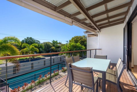 Unit 4 Rainbow Surf Modern Double Storey Townhouse With Large Shared Pool Close To Beach & Shop - Accommodation Adelaide 6