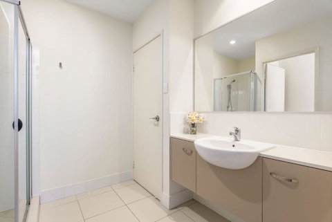 Unit 4 Rainbow Surf Modern Double Storey Townhouse With Large Shared Pool Close To Beach & Shop - Accommodation Adelaide 5