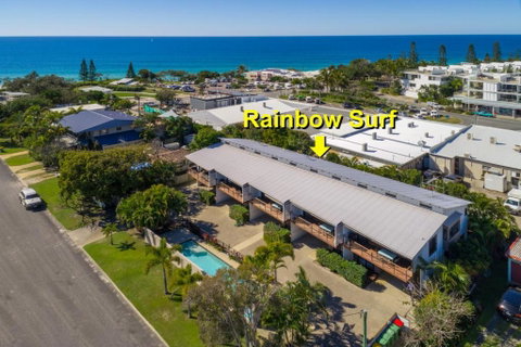 Unit 4 Rainbow Surf Modern Double Storey Townhouse With Large Shared Pool Close To Beach & Shop - Accommodation Adelaide 2