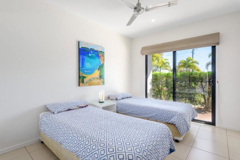 Unit 3 Rainbow Surf Modern Double Storey Townhouse With Large Shared Pool Close To Beach & Shop - Accommodation Adelaide 5