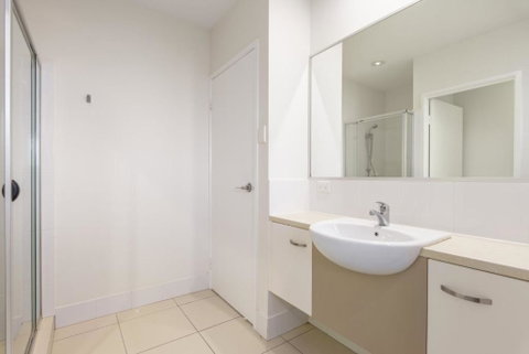 Unit 3 Rainbow Surf Modern Double Storey Townhouse With Large Shared Pool Close To Beach & Shop - Accommodation Adelaide 6