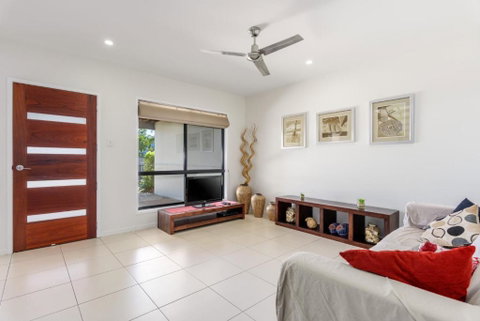 Unit 3 Rainbow Surf Modern Double Storey Townhouse With Large Shared Pool Close To Beach & Shop - Accommodation Adelaide 3