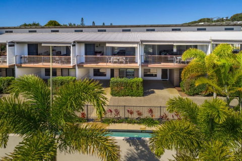 Unit 3 Rainbow Surf Modern Double Storey Townhouse With Large Shared Pool Close To Beach & Shop - Accommodation Adelaide 4