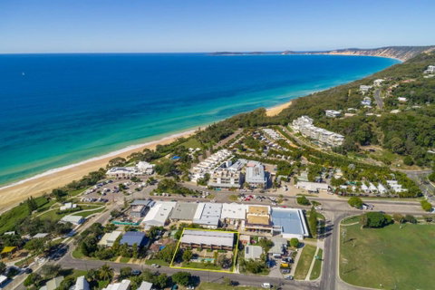 Unit 3 Rainbow Surf Modern Double Storey Townhouse With Large Shared Pool Close To Beach & Shop - Accommodation Adelaide 1