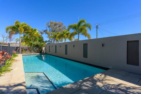 Unit 3 Rainbow Surf Modern Double Storey Townhouse With Large Shared Pool Close To Beach & Shop - Accommodation Adelaide 2