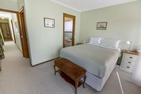 Eagle Point Getaway Waterfront Serenity! - Accommodation Adelaide 3