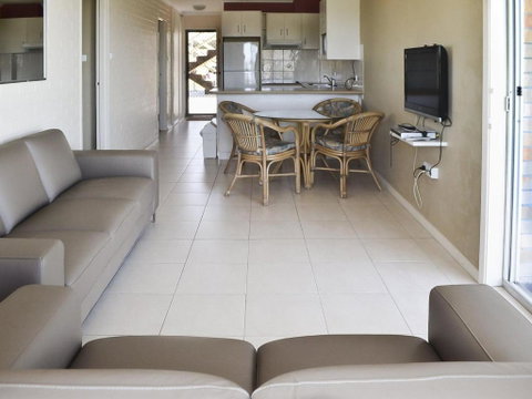 Fairholme 5 Opposite Lake - Accommodation Adelaide 4