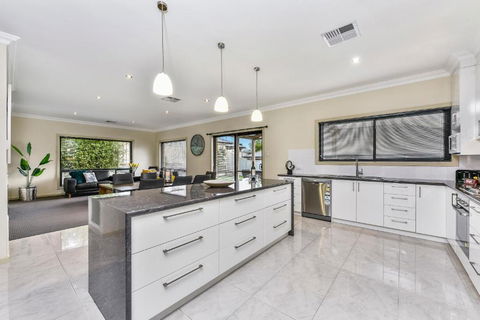 Accommodation On Lansell 2 - Accommodation Adelaide 1