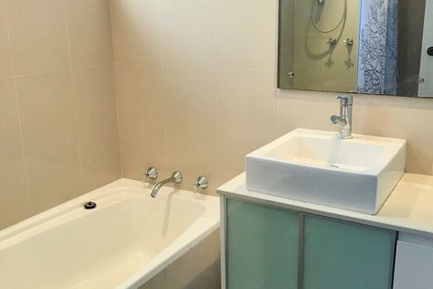 Spacious 3 Bedroom Apartment 20 Min To The CBD - Accommodation Adelaide 2
