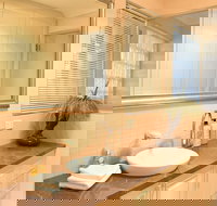 Modern 2 Bedroom Unit Close to CBD