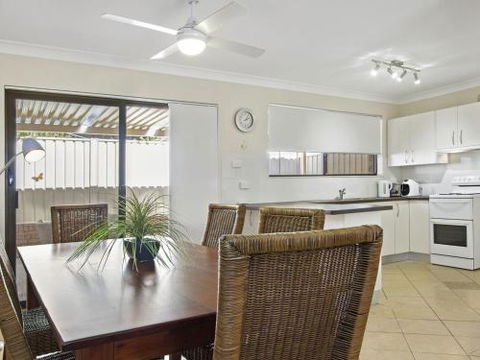 DAVIES STREET MOLLYMOOK 4 / 14 - Accommodation Adelaide 2